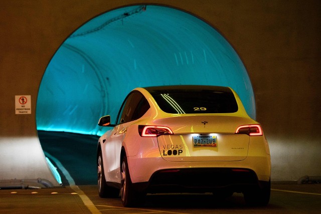 W Las Vegas powstała "Pętla" miliardera Elona Muska. To tunel, w którym jeżdżą elektryczne Tesle, wożąc ludzi z jednego punktu do drugiego