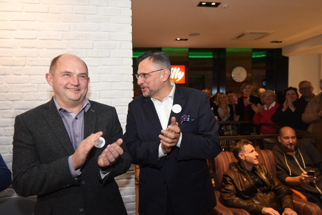 Piotr Całbecki i Tomasz Lenz (z prawej) cieszą się z wyniku: - 12 lat rządów PO i PSL to były dobre lata