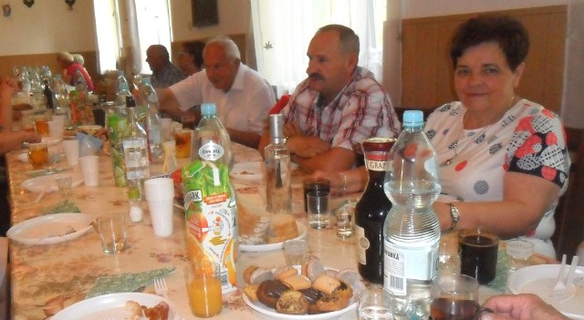 Kazimierscy seniorzy hucznie powitali lato w domku myśliwskim Pionier. Tempo imprezy "podkręcała" Zenona Menkała (z prawej), skarbnik organizacji.