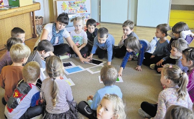 Większość rodziców chce, aby ich dzieci chodziły na angielski i  rytmikę. W poznańskich przedszkolach zajęcia takie odbywają się raz lub dwa razy w tygodniu. Trochę inaczej jest w  podmiejskich gminach.