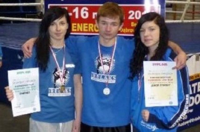 Medalowa trójka kickboxerów UKS Relaks, od lewej: Angelika Kosut, Łukasz Łoboda i Roksana Dargiel.