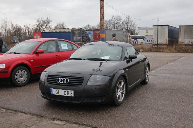 Audi TT, 2002 r., 1,8 T, wspomaganie kierownicy, skórzana tapicerka, podgrzewane fotele, elektryczne szyby, 19 tys. 500 zł;