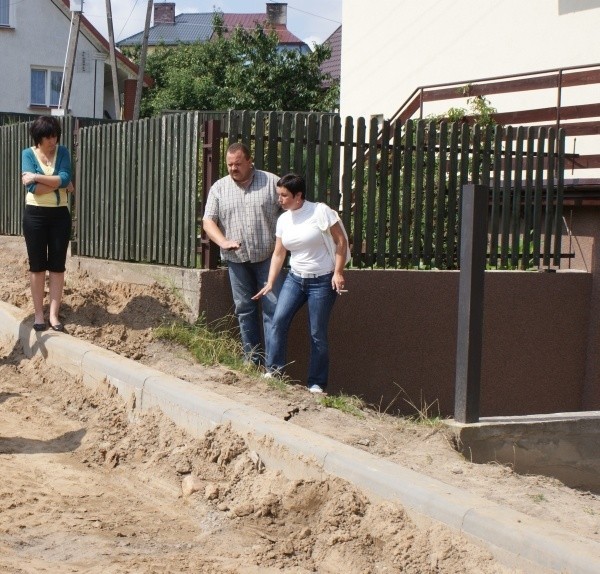 Mieszkańcy chcą normalnego wjazdu do garażu, miasto nie chce za to płacić