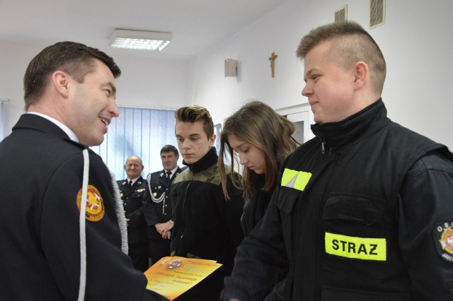 Prezes powiatowy ZOSP w Proszowicach Marcin Gaweł gratuluje zwycięstwa Maksymowi Miernikowi