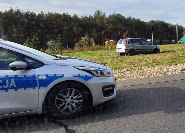 Do zdarzenia doszło w czwartek, 17 października. Kierujący porzucił samochód na rondzie Sendlerowej. Ford ugrzązł w ziemi, ponieważ jechał na samych felgach. Policja dotarła do kierowcy, ale ten nie pamięta czy prowadził. Przyznał, że pił alkohol i w czasie wizyty policji był pijany.Samochód został zauważony z samego rana. Stał na rondzie Sendlerowej koło Przylepu. Nie miało opon. Zostały zdarte wcześniej, prawdopodobnie gdy kierujący fordem uderzał o krawężniki. Kierowca wcześniej uderzył również w znak na rondzie Batorego. Tam z forda odpadł duży kawał zderzaka. Kierowca porzucił samochód i uciekł.Policja dotarła do osoby, która mogła kierować fordem. Mężczyzna powiedział, że nie pamięta czy prowadził w nocy samochód. Przyznał jednak, że pił alkohol. Był też pijany w momencie wizyty policjantów, co potwierdzono badaniem alkomatem. – Ustalamy czy ten mężczyzna prowadził samochód w chwili zdarzenia – mówi asp. szt. Andrzej Gramatyka, naczelnik zielonogórskiej drogówki.Zobacz też: CBŚP zlikwidowało 3 nielegalne fabryki papierosów. Film z akcji w Gorzowie Wlkp.