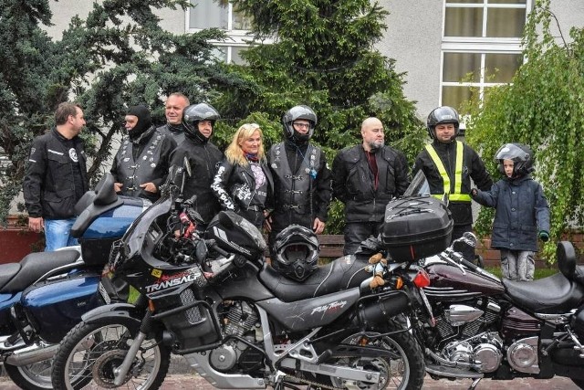 Kilkadziesiąt przepięknych stalowych rumaków w sobotnie przedpołudnie wyjechało na ulice Wronek! Paradzie motocykli zorganizowanej przez sekcję Moto Wronki i Wroniecki Ośrodek Kultury towarzyszyło hasło "Powrót z hukiem". Faktycznie było go sporo!