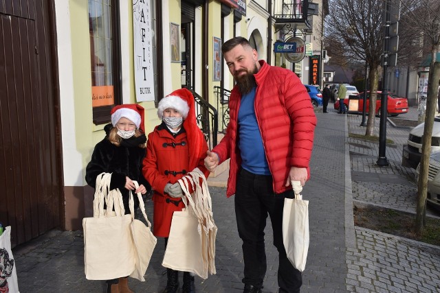 Mikołajkowa akcja ekologiczna w Małogoszczu. Dzieci z Klubu Ekologa rozdawały torby z materiału w zamian za plastikowe reklamówki.