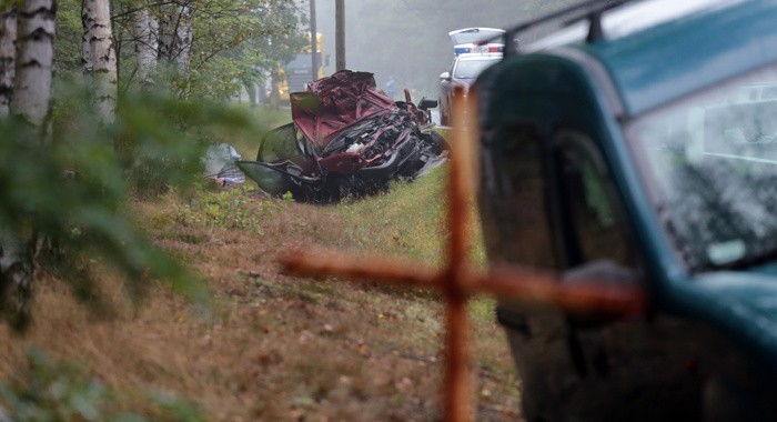 Mitsubishi najpierw uderzyło w tył renault, a potem czołowo...