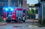 Pożar w zakładzie pracy w Wielkopolsce. Spaliły się dwa wózki widłowe oraz część budynku