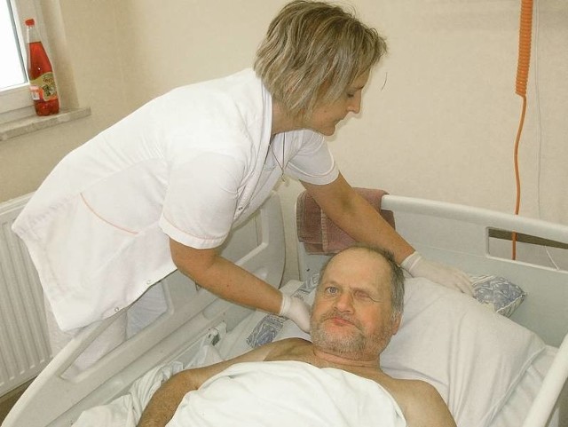Pan Mirosław nie może wrócić do matki i ciągle leży na neurologii. Opiekuje się nim pielęgniarka Iwona Godlewska.
