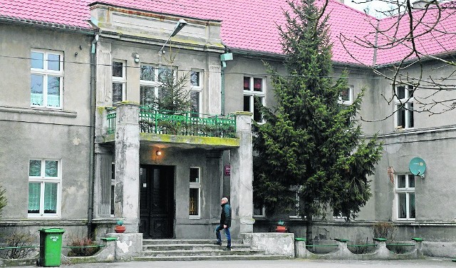 Rewitalizacja pałacu w Warszewicach, w którym mieści się szkoła, to tylko jeden z punktów spornych