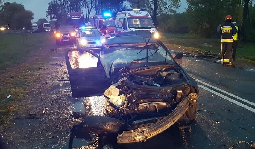 Klewki. Czołowe zderzenie dwóch samochodów osobowych. Cztery osoby w szpitalu, 13.10.2020