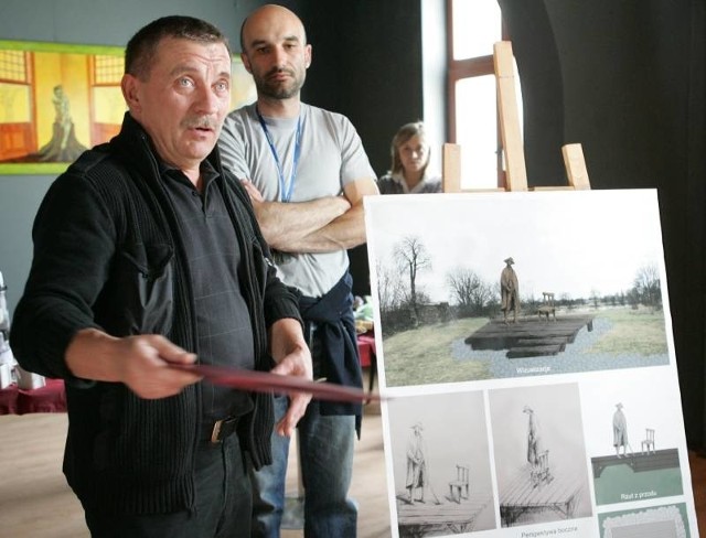 Michał Batkiewicz przy zwycięskim projekcie rzeźby upamiętniającej miejsce ścięcia porucznika von Kattego