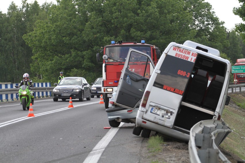 Utrudnienia na drodze. W Tarnowskiej Woli osobówka zderzyła się z busem