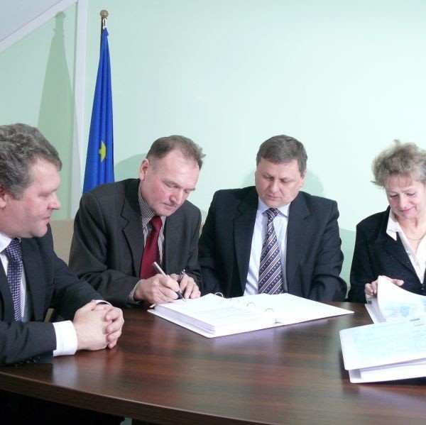 Moment podpisania kontraktu. Podpis składa Jan Orczyk- przedstawiciel wykonawcy kanalizacji w Starachowicach