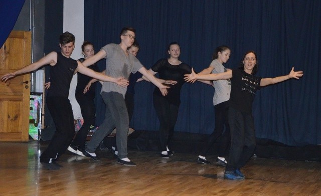 Zajęcia taneczne prowadzili profesjonalni trenerzy tańca współczesnego i towarzyskiego.