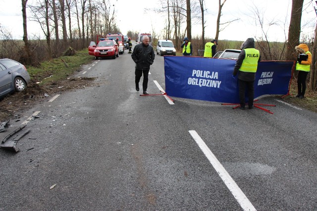 Autami podr&oacute;żowały 4 osoby. Pasażerka opla zginęła na miejscu. Pasażerka skody z obrażeniami ciała została  zabrana do szpitala. Jedno z aut jest teraz  w rowie. Drugie stoi na granicy jezdni i pobocza. Oba samochody mają uszkodzone przody. Policjanci ustalają przyczyny wypadku.- Droga jest zablokowana i policjanci kierują ruchem. Są objazdy - informuje Sylwester Suchomski z policji w Tucholi. -  Na drodze 240 koło Żalna zderzyły się dwa auta. Policjanci z Tucholi proszą świadk&oacute;w tego wydarzenia o kontakt z komendą.&lt;center&gt;Info z Polski - przegląd najciekawszych informacji z kraju [7.12.2017]&lt;iframe src=&quot;//get.x-link.pl/018e0318-dde4-8b3c-3d9a-285844ac088a,c9ee6330-94e8-fdac-c81f-78e637639bda,embed.html&quot; width=&quot;640&quot; height=&quot;360&quot; frameborder=&quot;0&quot; webkitallowfullscreen=&quot;&quot; mozallowfullscreen=&quot;&quot; allowfullscreen=&quot;&quot;&gt;&lt;/iframe&gt;&lt;/center&gt;