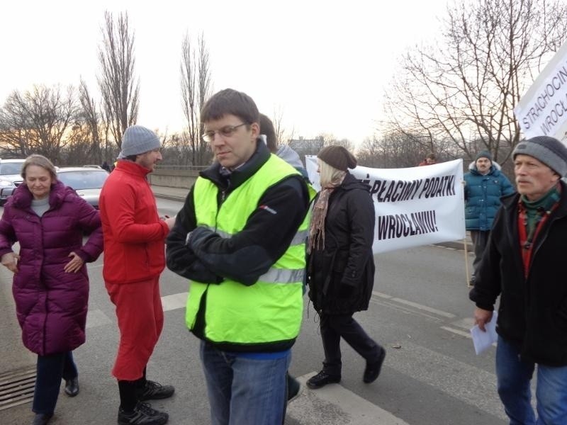 Protest na Swojczyckiej i Kowalskiej. Kilkadziesiąt osób blokowało ulice (ZDJĘCIA)