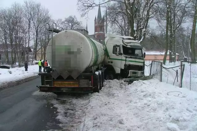 Obwodnica jest potrzebna, by kędzierzyńskie osiedla były bezpieczniejsze. Na zdj. cysterna w centrum Sławięcic po wypadku, do którego doszło zimą zeszłego roku.