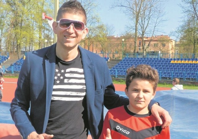 Paweł Bień, nauczyciel wychowania fizycznego w Szkole Podstawowej w Kozłowie, ze swoim uczniem Michałem Orłem.  