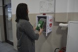 Defibrylatory na wyciągnięcie ręki. Urządzenia ratujące życie zamontowano w łatwo dostępnych miejscach
