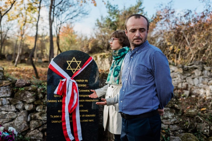 W niedzielę odsłonięto tablicę pamiątkową na cmentarzu...