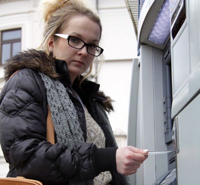 Katarzynie Zawiszy ktoś wyczyścił konto, mimo że kartę miała w portfelu. &#8211; Złodzieje podbierali mi gotówkę cztery razy w ciągu jednej nocy. Brak pieniędzy zauważyłam dzień później, kiedy próbowałam zrobić zakupy. Nie zostawili ani grosza - mówi.