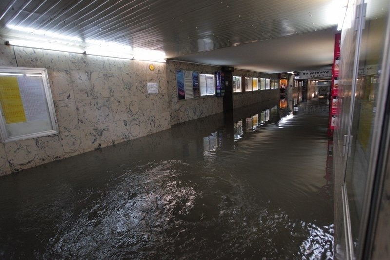 Zalany tunel na Dworcu Głównym w Poznaniu, pod wodą także...