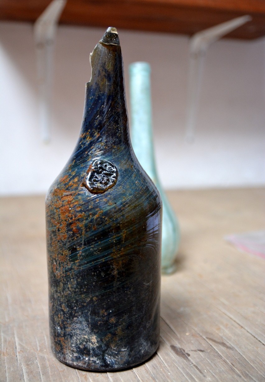 Butelka odkryta w kamienicy Dominikańska 7.