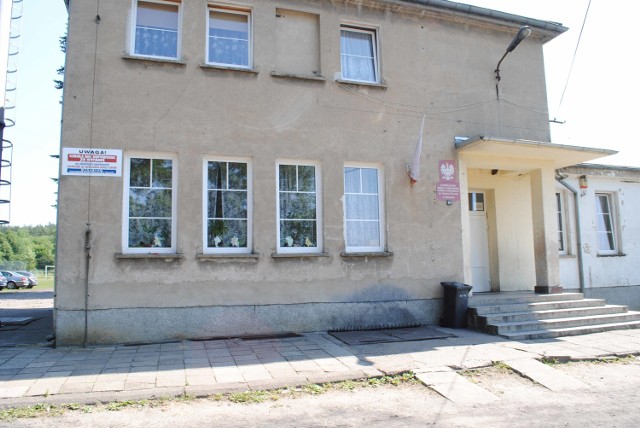 Odpowiednie organy prowadzą postępowania wyjaśniające w sprawie niewybuchu w szkole w Toporowie.