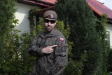 Sebastian Sęk służy w Obronie Terytorialnej w Grójcu. Pracuje jako nauczyciel