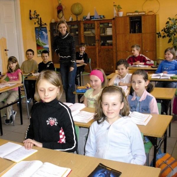W starych murach roześmiane dzieci z klasy IV ze swoją panią Joanną Dołęgowską. W tym budynku uczyli sie ich dziadkowie i rodzice. I uczyć się będą kolejne pokolenia.