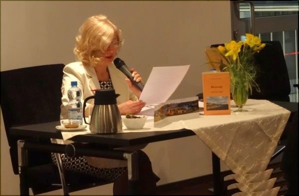 Grażyna Jarzyńska czyta swoje wiersze o Bieszczadach na spotkaniu z miłośnikami poezji.