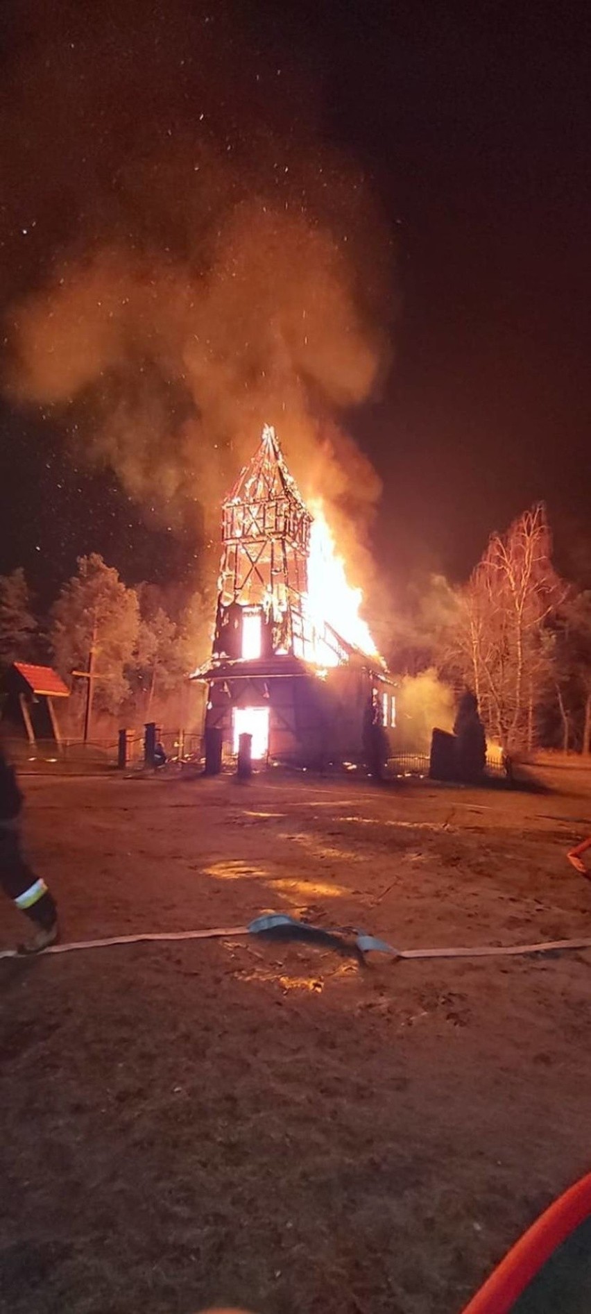 Pożar zabytkowego kościoła 31.12.2020 r. w Kasparusie. W akcji 16 zastępów straży pożarnej