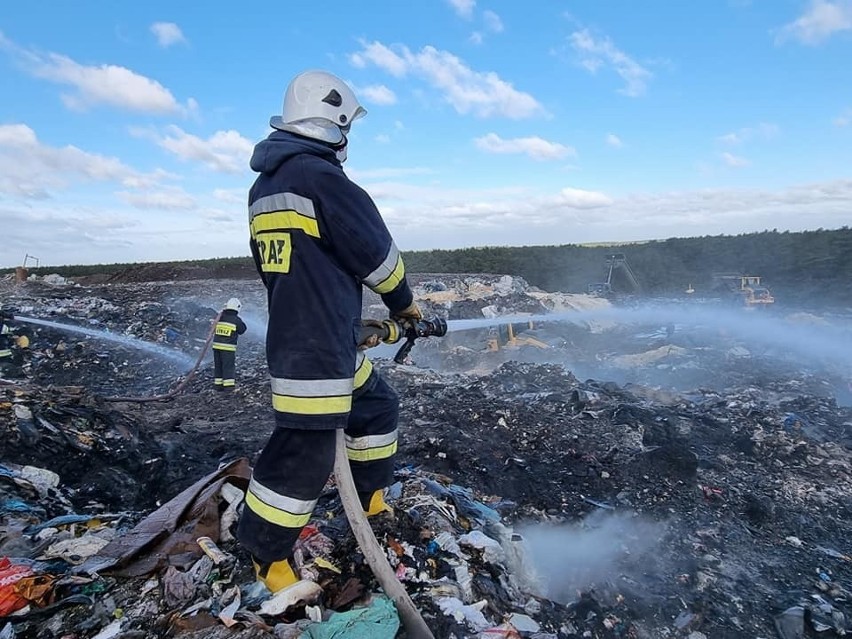 Wielki pożar  składowiska odpadów w Toruniu. Z ogniem walczą...