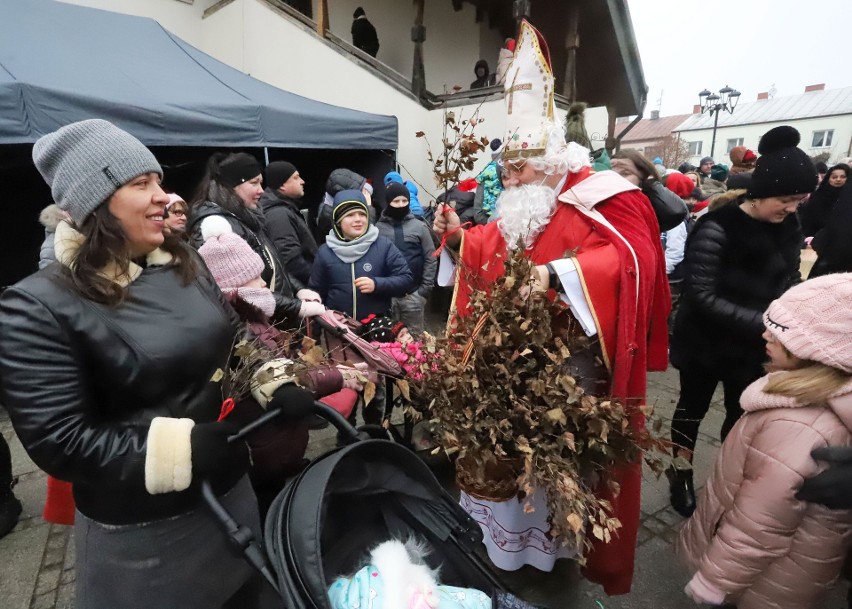 Spotkanie ze świętym Mikołajem na Rynku Wielkim w Szydłowcu. Było wiele wspaniałych atrakcji. Zobacz zdjęcia