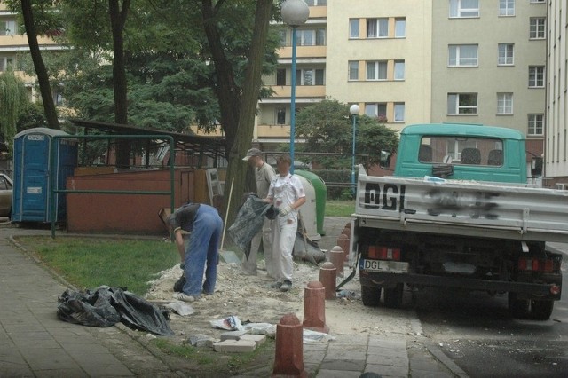 Resztki po remoncie zniszczyły trawnik. Kto teraz naprawi wyrządzone szkody?