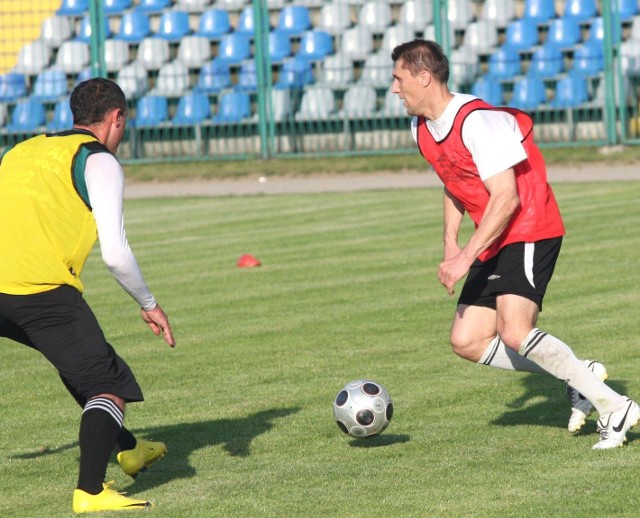 Na treningu "Stalówki" pojawił się piłkarz ze Słowacji, Vladimir Stas (z piłką).