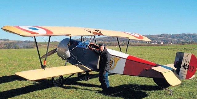 Krzysztof Cwynar prezentuje zbudowany przez siebie samolot na lądowisku w Starej Wsi koło Brzozowa. To replika francuskiego myśliwca "Nieuport 11&#8221;
