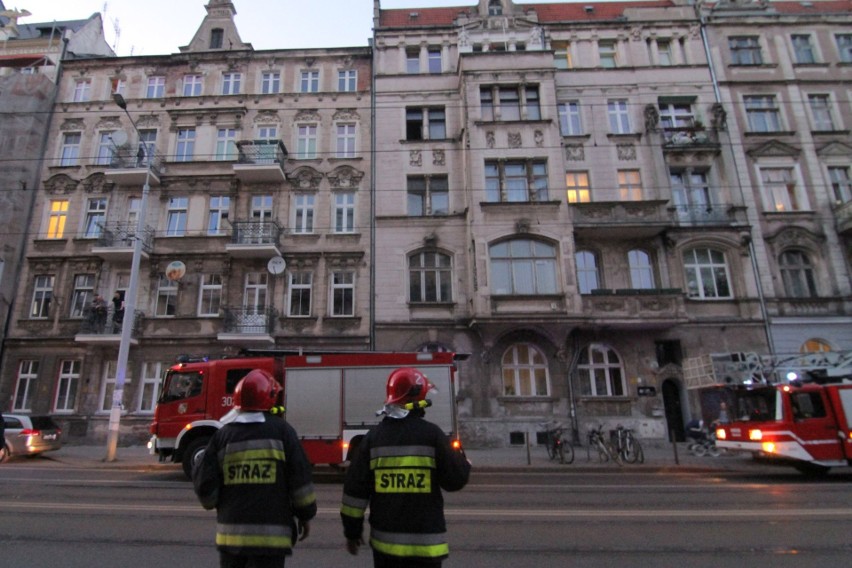 Interwencja straży pożarnej na Sienkiewicza. Mężczyzna siedział na balustradzie balkonu [ZDJĘCIA]