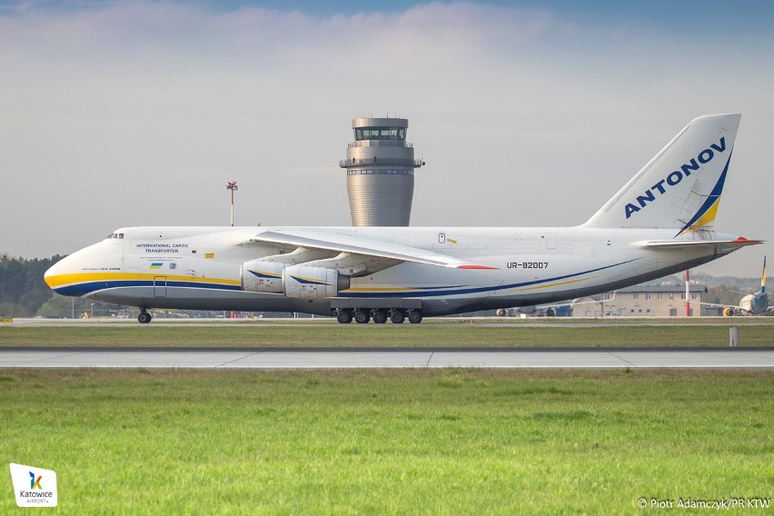 Jeden z największych samolotów na świecie Antonow An-124...