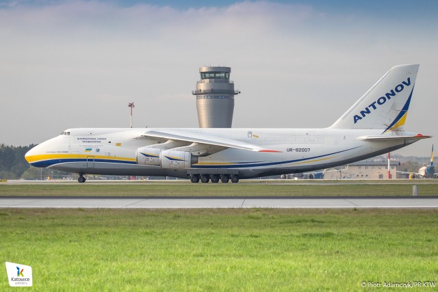 Jeden z największych samolotów na świecie Antonow An-124 Rusłan ukraińskiej linii lotniczej Antonov Airlines wylądował dzisiaj 3 maja na lotnisku w Pyrzowicach