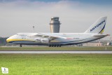 Olbrzymi Rusłan z pomocą humanitarną dla Ukrainy wylądował na lotnisku w Pyrzowicach. To jeden z największych samolotów na świecie.
