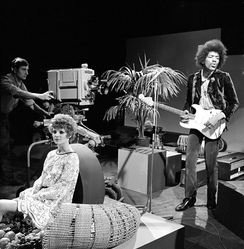Jimi Hendrix (po prawej) w holenderskiej telewizji w 1967...