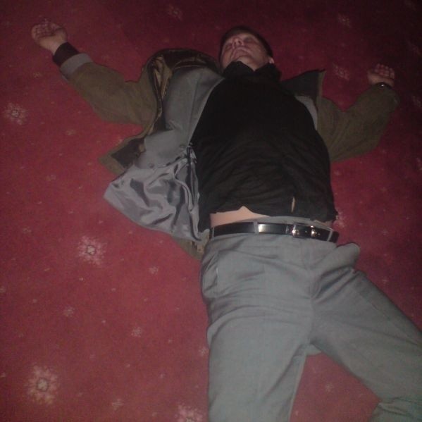 Poseł Grzegorek na dywanie w korytarzu hotelu sejmowego.