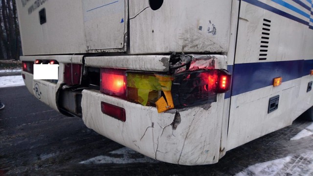 Policjanci stwierdzili, że podstawiony autokar nie nadaje się do jazdy.