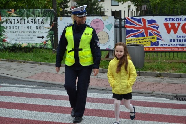 W pierwszych dniach nauki policyjne patrole, pełniące służbę w rejonach szkół, będą zwracać uwagę na wszystkie nieprawidłowe zachowania uczestników ruchu drogowego zarówno kierujących, jak i pieszych.