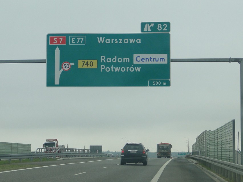 Drogowskaz na S7: „Radom Centrum Potworów” jednych bawi, innych kierowców irytuje, bo można lepiej oznakować zjazd z ekspresówki