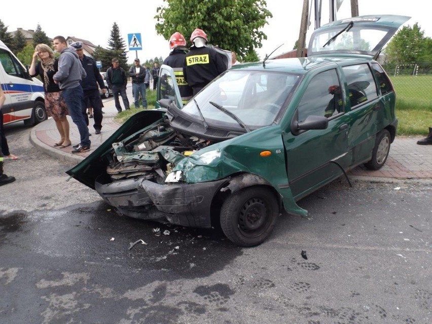 Lisów: BMW uderzyło w fiata. Trzy osoby w szpitalu (ZDJĘCIA)