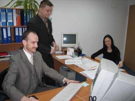 Mariusz Lipiński i Wiktor Cichoń (od lewej) odnotowali już pierwsze sukcesy w szukaniu pracy dla innych: zatrudnili bezrobotną panią Kasię, która będzie m.in. rzecznikiem prasowym firmy.